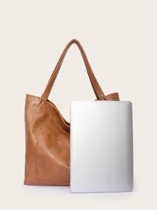 Bolso tote marrón de piel sintética con comparación de tamaño para portátil.