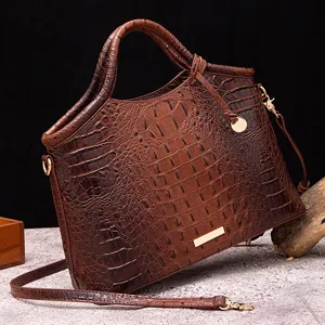 Bolso de mano marrón vintage con textura de cocodrilo 3D y detalles dorados elegantes