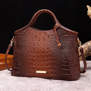 Vista detallada de la textura de cocodrilo marrón en este bolso de mano vintage