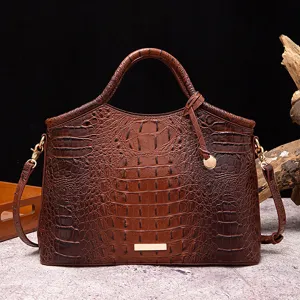 Vista detallada de un bolso marrón vintage con textura de piel de cocodrillo en 3D