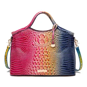 Detalle macro del patrón de cocodrilo 3D colorido en bolso retro para mujer