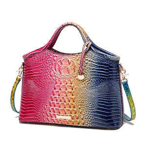 Bolso de lujo con relieve de cocodrilo, degradado vibrante rosa azul y detalles dorados