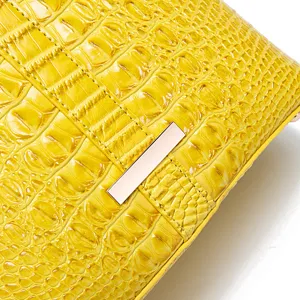 Primer plano de la textura de cocodrilo amarilla en un bolso vintage de mujer