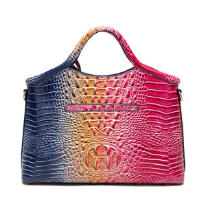 Vista detallada de bolso de mano para mujer con degradado multicolor y textura de cocodrilo 3D