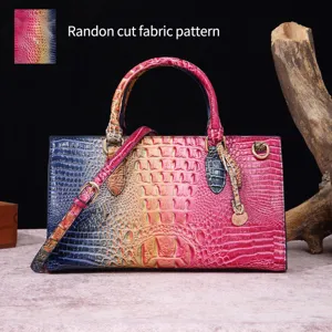 Detalle de la vibrante textura de cuero grabado cocodrilo en este bolso arcoíris.