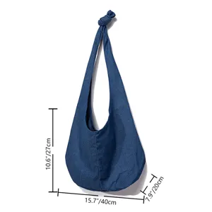 Vista detallada del producto bolso hobo de lona azul con correa anudada y dimensiones.
