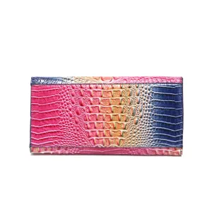 Vista detallada de la textura de cuero con relieve de cocodrilo arcoíris en cartera