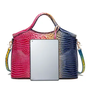 Comparación de tamaño de bolso colorido con estampado de cocodrilo y tablet.