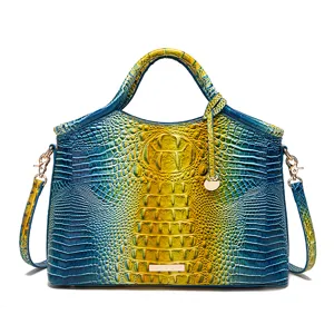 Vista detallada de bolso vintage con estampado de cocodrilo en degradado azul y amarillo