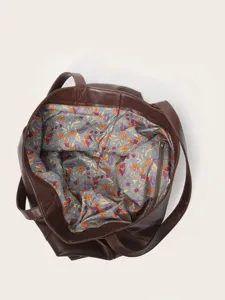 Vista interior del bolso tote vintage marrón con forro floral y bolsillo interno