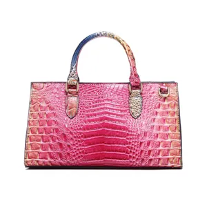 Vista detallada de la textura degradada de un bolso de cuero rosa con cocodrilo
