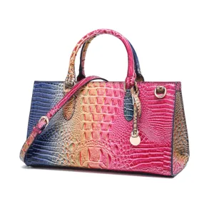 Vista detallada de este bolso de mano de piel con relieve de cocodrilo y herrajes dorados