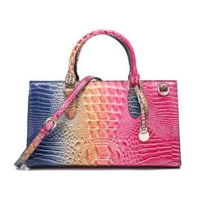 Bolso de mano vintage de colores con relieve de cocodrilo, textura degradada y detalles dorados