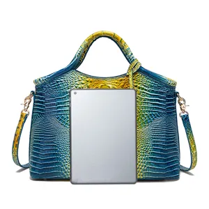 Bolso de mano vintage con grabado de cocodrilo comparación de tamaño con una tablet