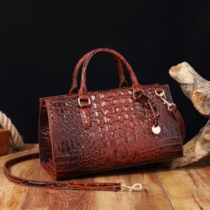 Vista detallada de la textura de cocodrilo marrón en un bolso vintage para mujer.