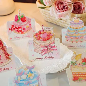 Detailopname van 3D-verjaardagskaarten in aquarel met creatieve taart- en kaarsontwerpen