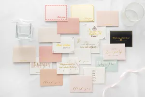 Colección de elegantes tarjetas de felicitación con estampado dorado en tonos rosa