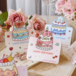 Vue détaillée de jolies cartes de vœux d'anniversaire gâteau 3D pour les cadeaux