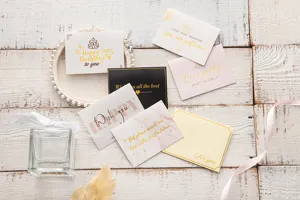 Detalle de varias tarjetas de felicitación plegadas con elegante estampado dorado