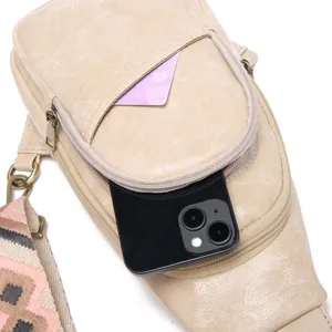 Primer plano de bolsillos de bolso de pecho beige vintage con teléfono y tarjeta de almacenamiento