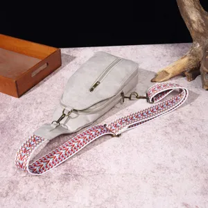 Bolso de pecho vintage bohemio con correa estampada y detalles de bronce antiguo