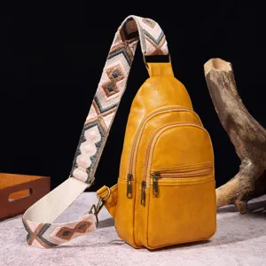 Bolso de pecho vintage de cuero sintético amarillo con correa bordada