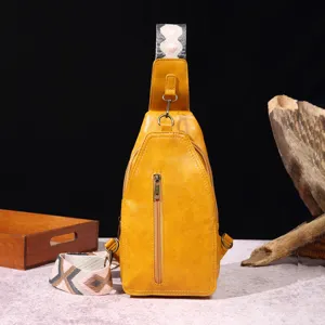 Primer plano de bolso de pecho amarillo retro con correa tejida bohemia