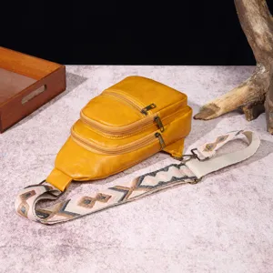 Bolso de pecho retro amarillo de cuero sintético con correa bordada boho