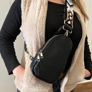Bolso de pecho vintage negro para mujer con una correa ancha de patrón colorido