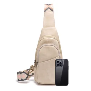Bolso bandolera bohemio beige con smartphone para comparación de tamaño detallada