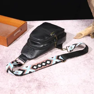 Detalle de bolso de pecho vintage negro con correa de estilo bohemio