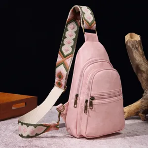 Vista detallada del bolso bandolera vintage rosa con correa ancha de estilo bohemio