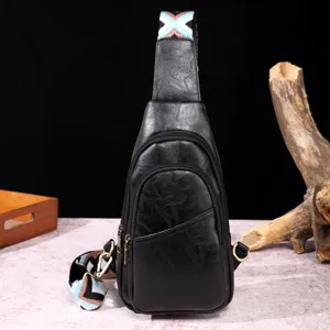 Bolso de pecho vintage de cuero PU negro con correa tejida de estilo bohemio colorido.
