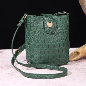 Detalle del patrón de cocodrilo verde en un bolso de hombro vintage