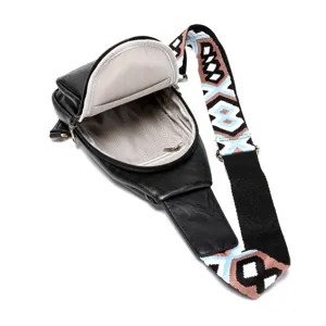 Detalle del interior del bolso bandolera bohemio con forro de espiga y correa tejida