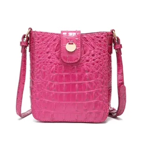 Detalle que muestra el patrón de cocodrilo fucsia en este bolso bandolera para celular.