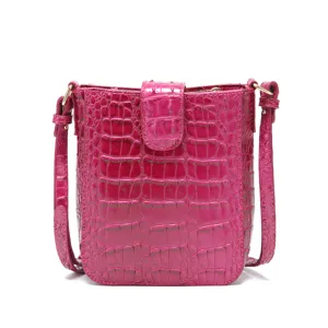 Vista detallada del bolso bandolera fucsia vintage con textura de cocodrilo de lujo