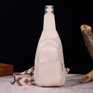 Primer plano del bolso bandolera beige texturizado con una correa bohemia elegante