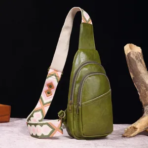 Vista detallada de un bolso bandolera de cuero verde con diseño de correa bohemia