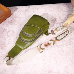 Detalle del acabado en piel sintética verde y la correa bohemia de colores del bolso