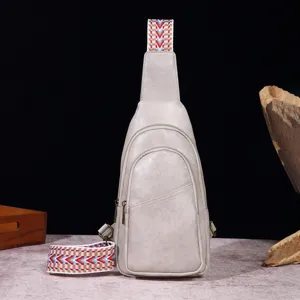 Primer plano de alta calidad de un bolso bandolera vintage gris claro muy moderno
