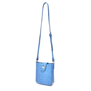 Vista lateral detallada de un bolso bandolera azul retro con textura de cocodrilo