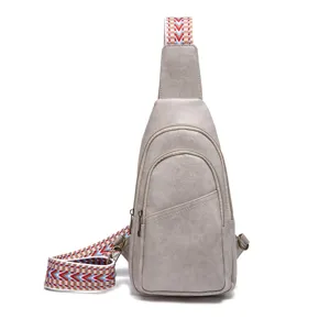 Elegante bolso de pecho gris con correa de patrón bohemio para mujer a la última moda