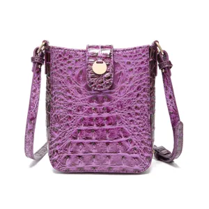 Detalle de bolso bandolera vintage morado con textura de cocodrilo en relieve
