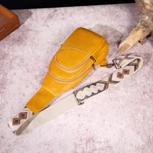 Bolso de pecho retro de cuero amarillo con correa de patrón bohemio colorido