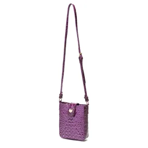 Bolso bandolera morado con textura de cocodrilo, correa ajustable y cierre dorado