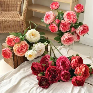 Primo piano dettagliato di peonie artificiali in seta a 4 teste per decorazioni eleganti