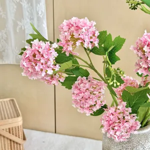 Close-up van realistische roze kunstmatige sneeuwhal-hortensia's in een keramische vaas