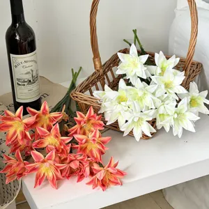 Detail van oranje en witte kunstmatige cactusbloemen voor bruiloftsdecoratie