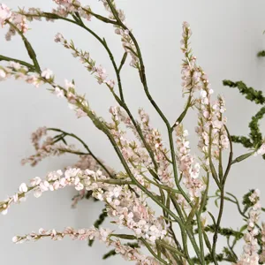 Gedetailleerde macro-opname van roze kunstmatige gierstbloemen en groene stengels